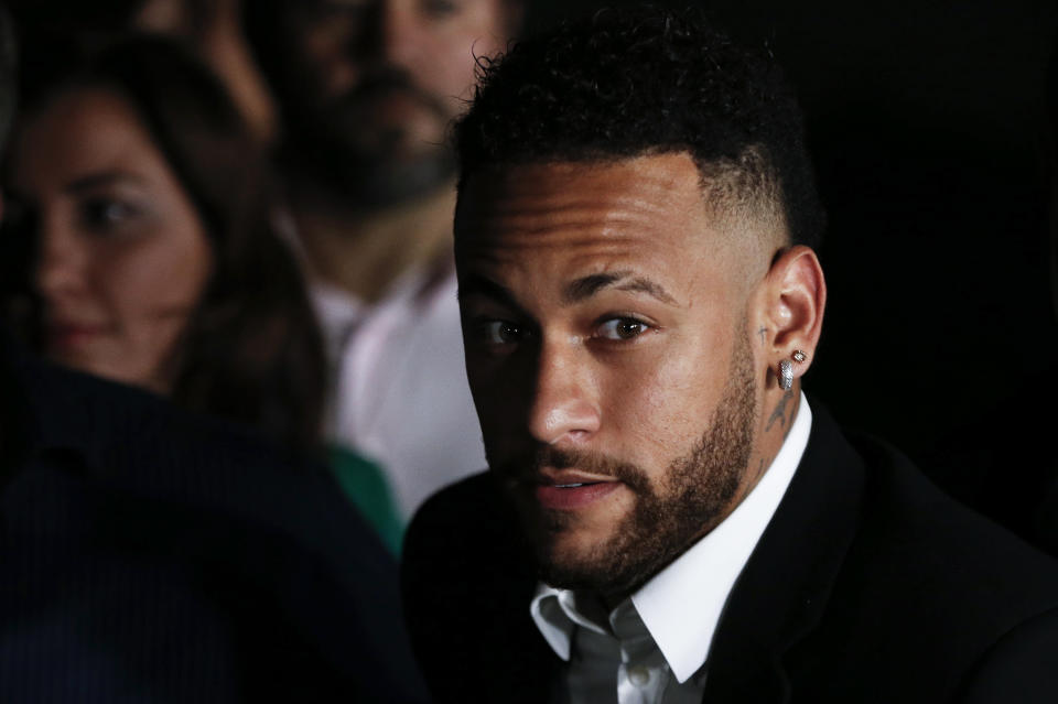 Brazilian football player Neymar (C) speaks to media members as he leaves on crutches from the Women's Defence Precinct in Sao Paulo, Brazil, on June 13, 2019, after testifying due to Brazilian Najila Trindade filed a complaint against him on May 31, saying he assaulted her after inviting her to visit him in Paris. - Brazilian police said on Thursday they had filed a defamation suit against the woman who has accused football star Neymar of rape, after she insinuated the force was corrupt. (Photo by Nelson Almeida / AFP)        (Photo credit should read NELSON ALMEIDA/AFP/Getty Images)