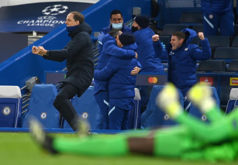 El entrenador alemán del Chelsea, Thomas Tuchel, celebra después de que el mediocampista inglés del Chelsea, Mason Mount (invisible), anotó el segundo gol de su equipo durante el partido de vuelta de la semifinal de la UEFA Champions League entre Chelsea y Real Madrid en Stamford Bridge en Londres el 5 de mayo de 2021.