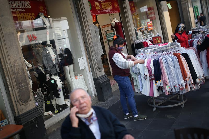 Una tienda exhibe prendas de ropa en el centro de Ciudad de México. FOTO DE ARCHIVO. REUTERS/Edgard Garrido