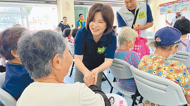 台南市第1選區立委選舉，爭取連任的民進黨立委賴惠員（正面著黑衣）以舉辦說明會方式向選民報告政績。圖為她10月初在後壁區說明會畫面。（本報資料照片）