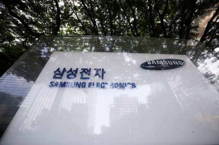 The logo of Samsung Electronics is seen in front of its office building in Seoul, South Korea, August 25, 2017. REUTERS/Kim Hong-Ji