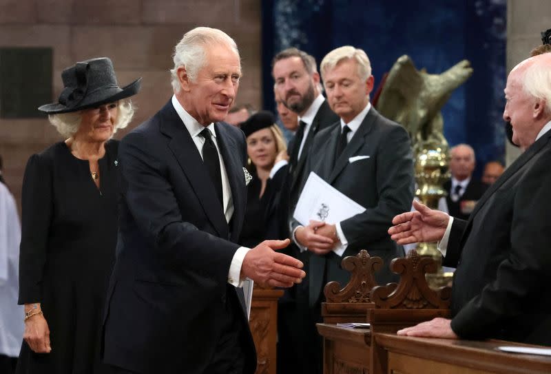 El rey Carlos III y la reina Camilla saludan al presidente Michael D Higgins (derecha) mientras asisten a un Servicio de Reflexión para la Reina Isabel II en la Catedral de Santa Ana en Belfast durante su visita a Irlanda del Norte