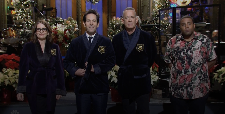 Tina Fey, Paul Rudd, Tom Hanks, and Kenan Thompson open final 'SNL' of 2022