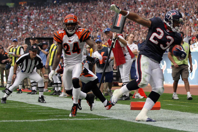 Texans win first playoff game, 31-10 over Bengals