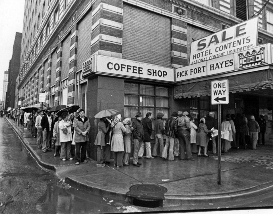 A rain-drenched crowd awaits the opening of the hotel’s 30-day liquidation sale. It closed on March 4, 1977.