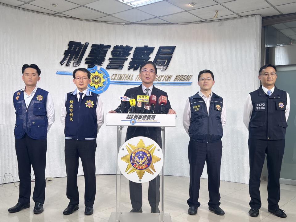 由左至右：新竹縣警局刑警大隊大隊長李奇勳 新北市警局刑警大隊大隊長蕭瑞豪 刑事局副局長陳炯旭 刑事局偵三大隊大隊長紀延熹 臺北市警局刑警大隊副大隊長郭建成聯合召開記者會說明查緝成果。（記者徐煜勝翻攝）