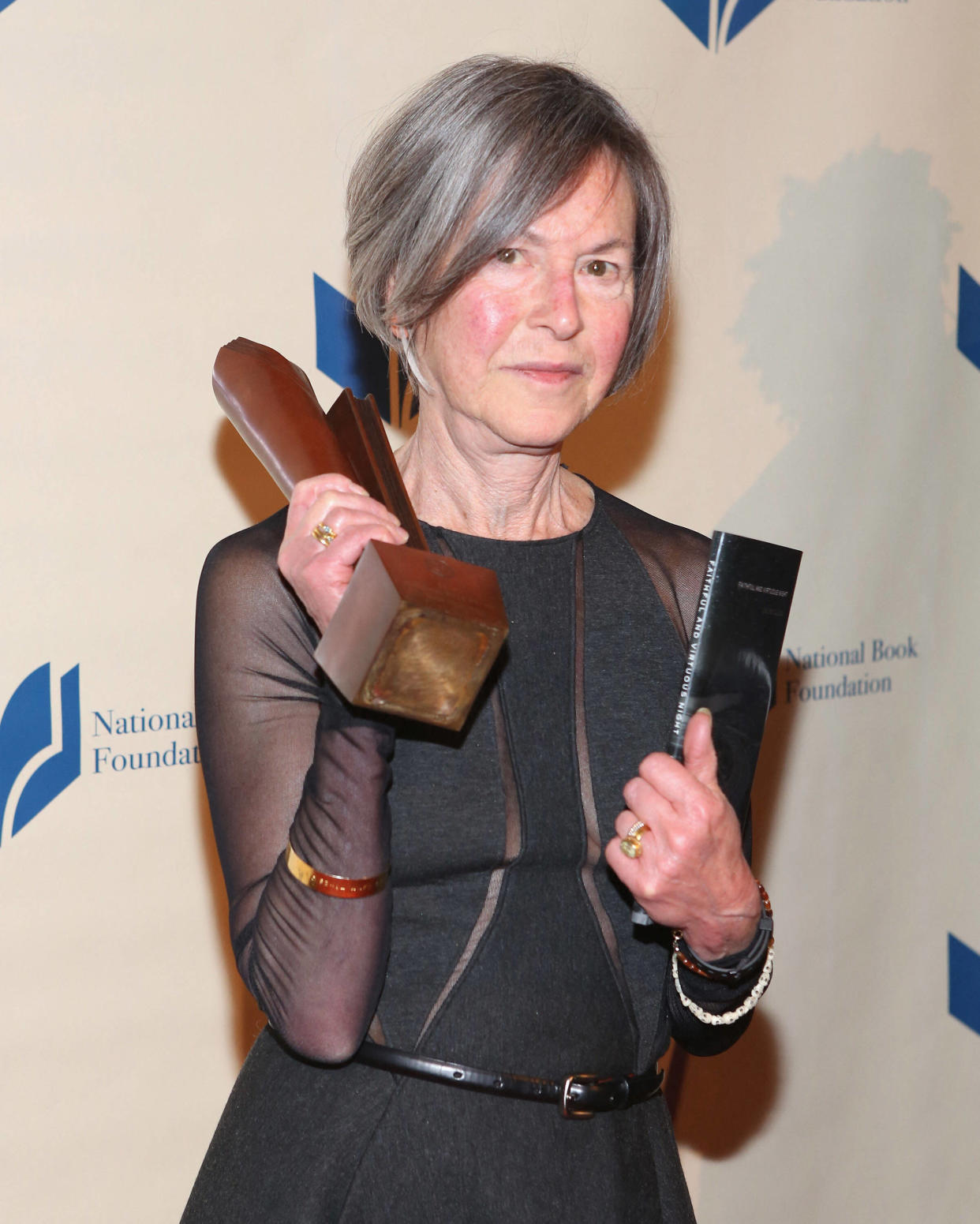 Louise Glück, ici photographiée en 2014 après avoir reçu le National Book Award aux États-Unis, est morte à l’âge de 80 ans. La poétesse était considérée comme l’une des plus grandes figures de son art aux États-Unis.