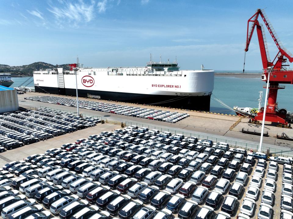 BYD-Autos an einem Hafen in China. - Copyright: picture alliance / Sipa USA | ChinaImages