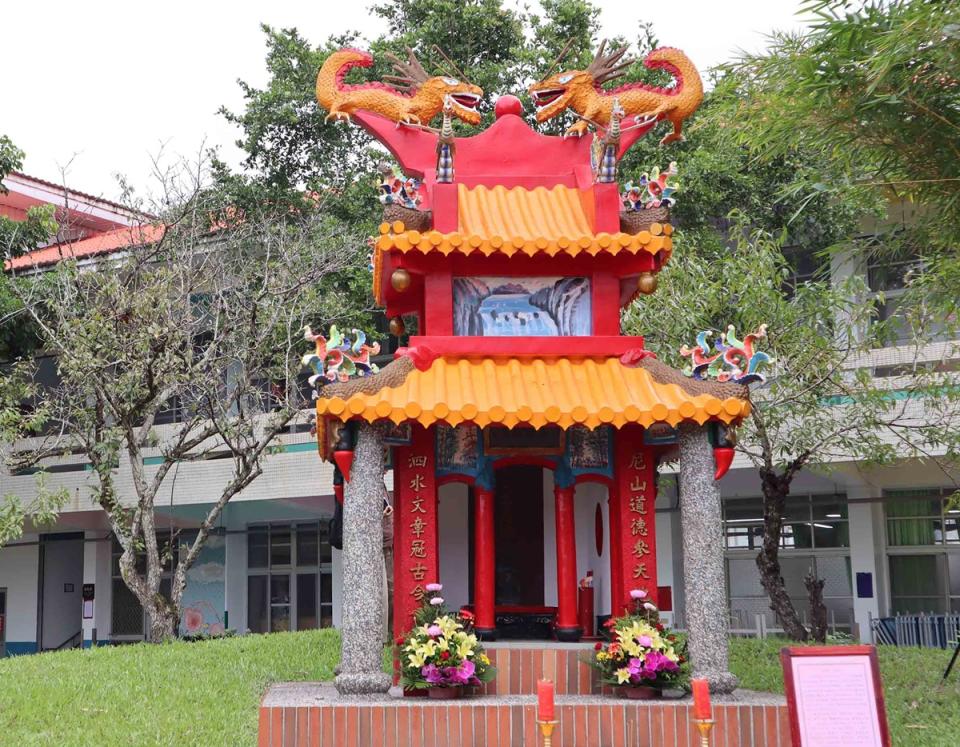  花蓮縣鳳林國小是縣內唯一校園內有孔廟的學校，祭孔 活動也已是學校發展的文化特色。 中央社