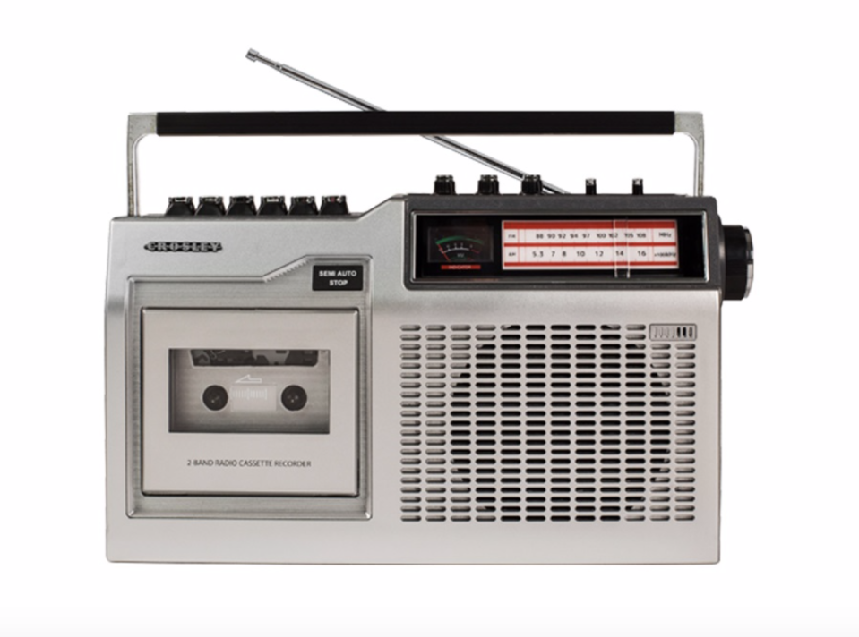 Il CT200 Cassette Player di Crosley è il nuovo registratore di audiocassette appena lanciato sul mercato. Con un design volutamente vintage che rimanda agli anni Settanta-Ottanta (in linea con lo stile di tutti gli apparecchi Crosley, come i giradischi che sembrano usciti dagli anni Cinquanta). Prezzo: 79,99 euro su crosleyradio.com