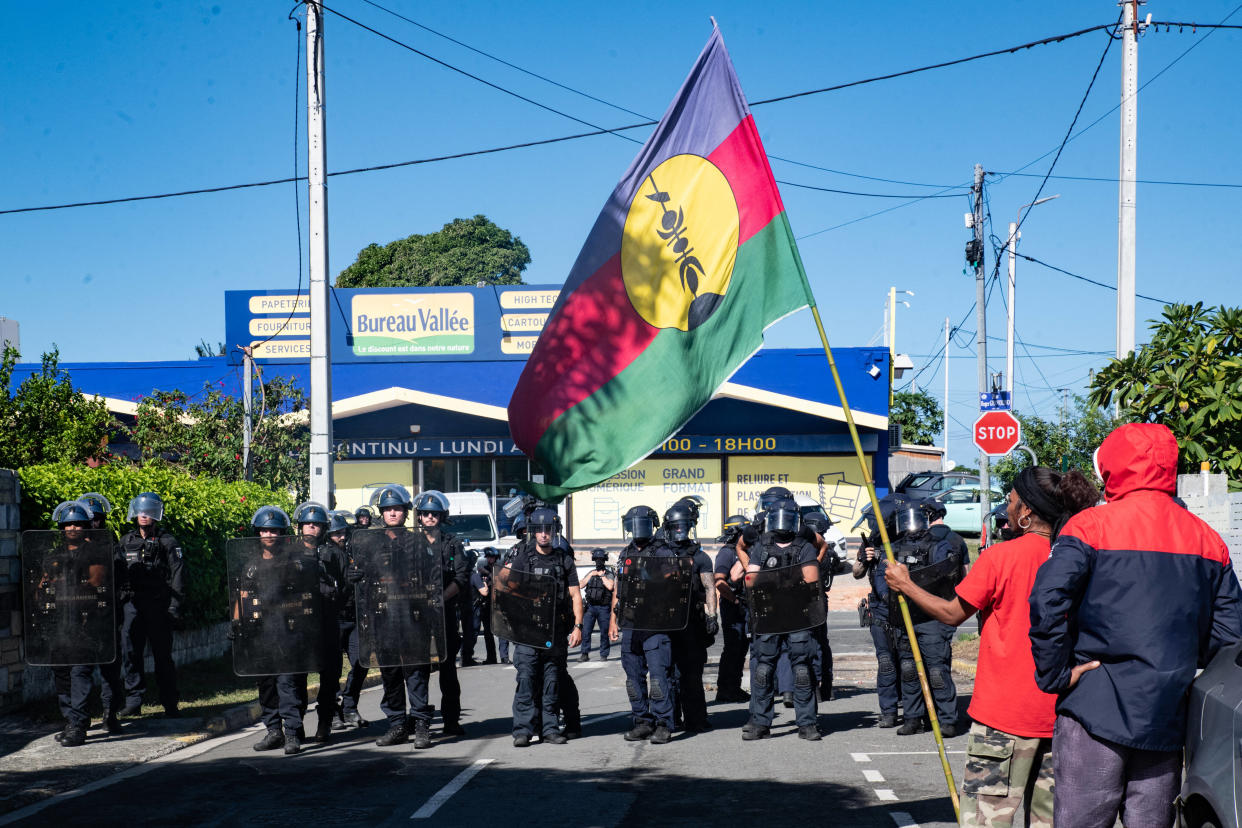 Nouvelle-Calédonie : des législatives particulières entre couvre-feu et rassemblements interdits (Photo de gendarmes faisant face à des indépendantistes le 19 juin 2024)