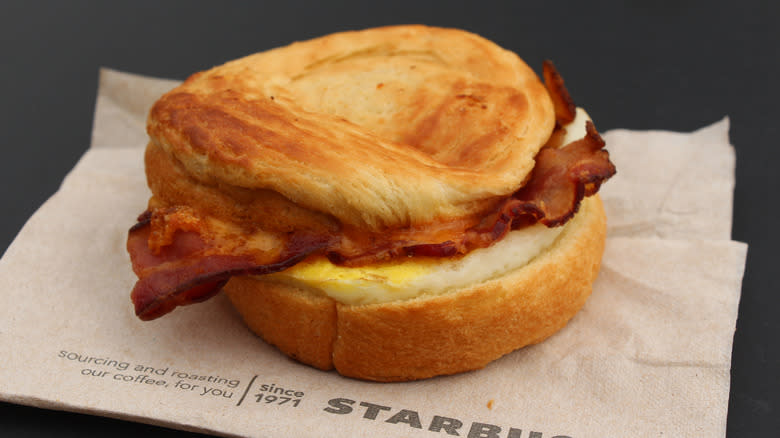 egg and bacon breakfast sandwich 