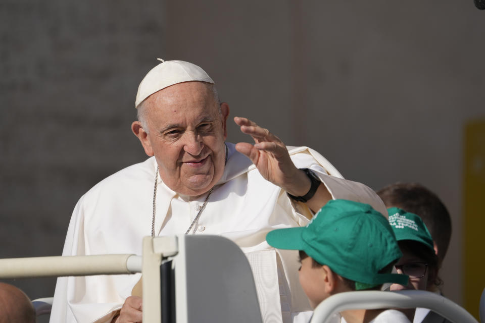 El papa Francisco llega a su audiencia semanal general en la plaza de San Pedro en El Vaticano, el miércoles 7 de junio de 2023. (AP Foto/Andrew Medichini)