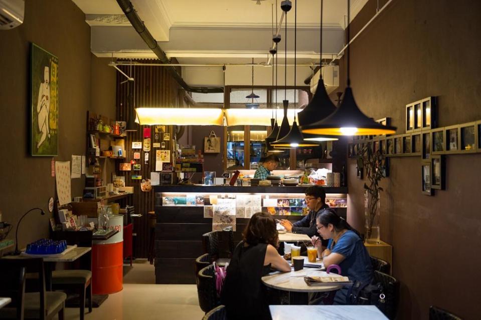 在老建築裡的「金豆咖啡品味迴廊」，現是基隆在地藝文推廣的重要推手。
