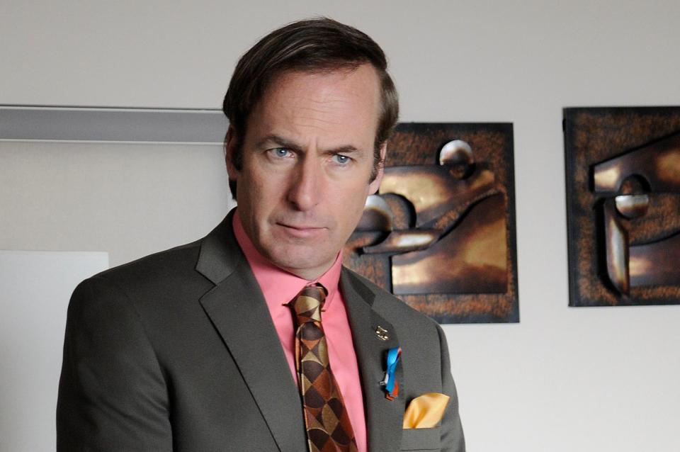 Rechtliche Probleme? Saul Goodman hilft! Saul ist der wohl schmierigste Anwalt der TV-Geschichte und immer dann zur Stelle, wenn Walter und Jesse nicht mehr weiterwissen. Der Winkeladvokat, der eigentlich James Morgan McGill heißt, findet fast immer einen Ausweg - muss zum Schluss von "Breaking Bad" allerdings selbst untertauchen. (Bild: AMC)