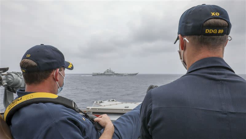 美軍驅逐艦馬斯廷號艦長「翹腳」目視共軍遼寧號照曝光。（圖／翻攝自美國海軍官網）