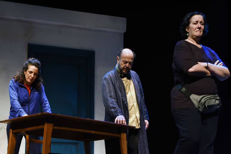 Ana Katz, Luis Ziembrowski y Ana Garibaldi, en Los padres terribles, dirigida por Daniel Veronese