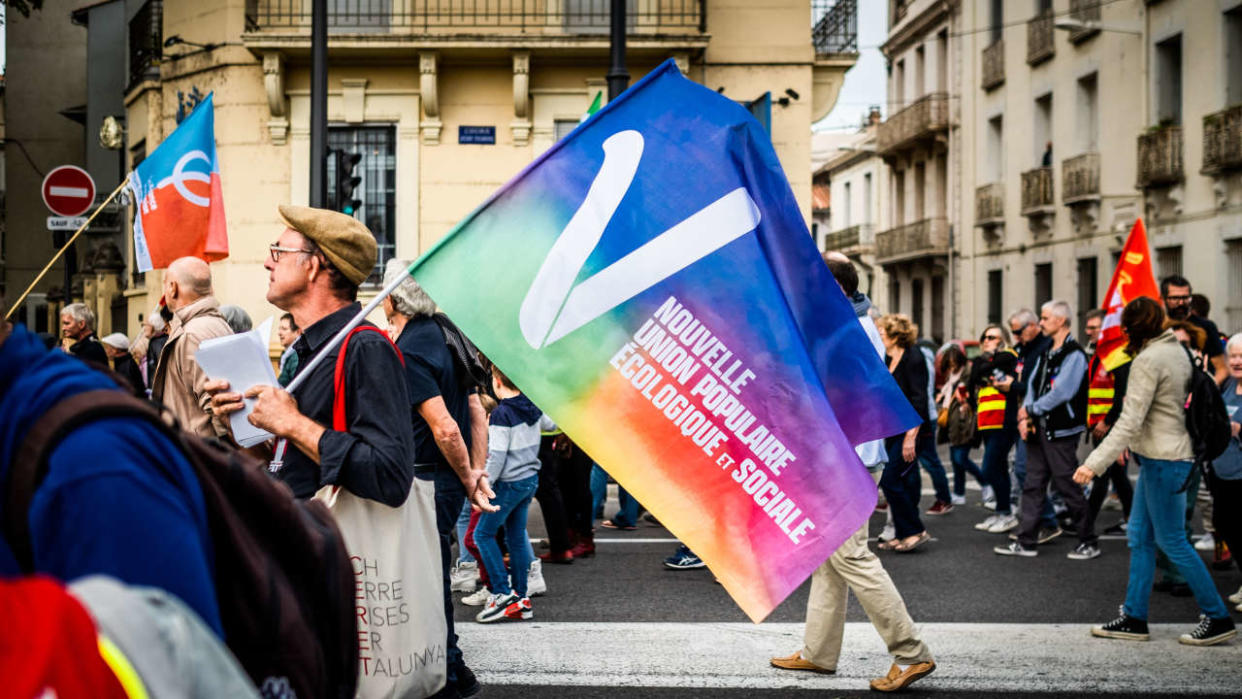 Le 29 septembre, un drapeau de la NUPES lors d’une manifestation à Perpignan.