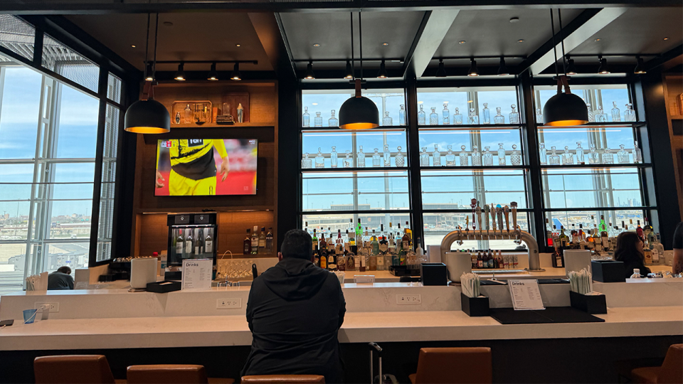 United Club bar in Newark at A27. - Kyle Olsen/CNN Underscored