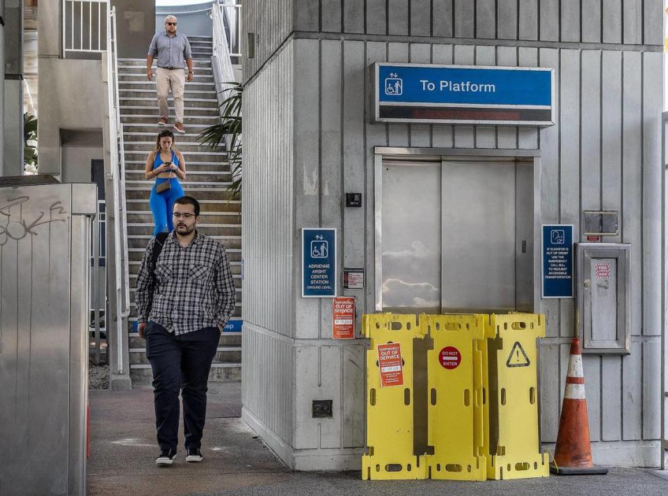 Los usuarios del Metromover se ven obligados a bajar las escaleras un día más en la estación Adrienne Arsht Center de Miami con el ascensor y las escaleras eléctricas averiados. Colocados desde hace semanas, los letreros de reparación permanecían el martes 16 de mayo de 2023.
