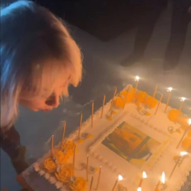 La tarta con la que sorprendieron a la cantante en su fiesta de cumpleaños credit:Bang Showbiz