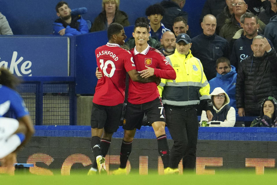 Cristiano Ronaldo festeja tras anotar el segundo gol del Manchester United ante Everton en la Liga Premier, el domingo 9 de octubre de 2022. (AP Foto/Jon Super)