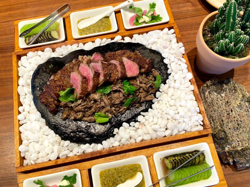 ▲「自然牛肋眼－慢燉手撕牛小排 Rib Eye - Barbacoa」，以多種墨式風味香料醃製而成的肋眼牛排，及由牛骨及香料熬製的高湯低溫慢燉長達36小時的牛小排，撕成小塊後煙燻。（圖／記者蕭涵云攝）