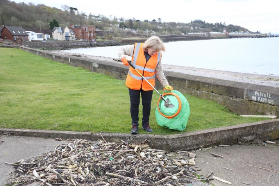 Greenock Telegraph: Wemyss Bay Primary pupils take part in big beach clean.