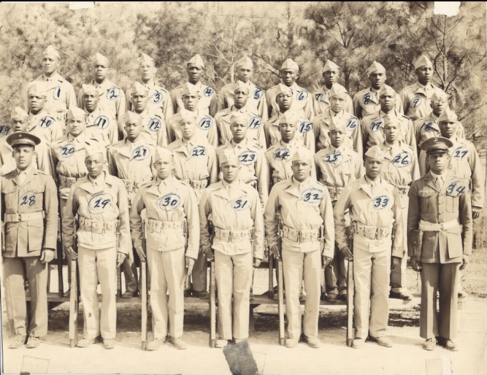 Un grupo de marines posan para una foto en Montford Point. Carolina del Norte, en 1944. Cortesía de Mallorie Berger.
