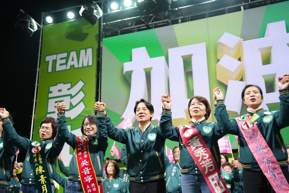 賴清德赴彰化出席選前造勢晚會，與四名女力立委候選人同台。   圖：賴清德競總提供