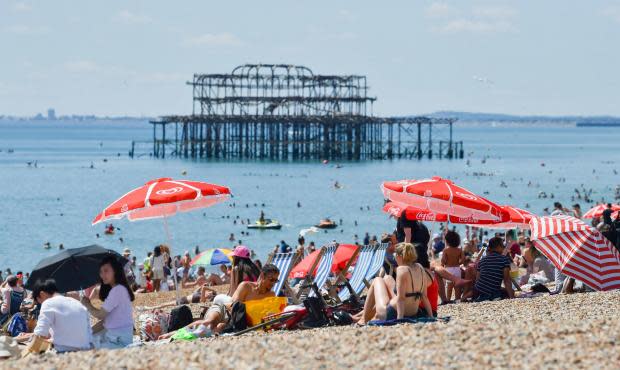 The Argus: la gente de Brighton se fue a las playas durante la ola de calor, antes de que llegaran las tormentas