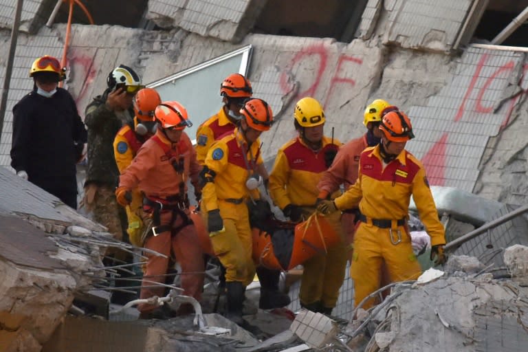 Rescue personnel carry a survivor from the rubble at the collapsed Wei-Kuan complex in the southern Taiwanese city of Tainan on February 8, 2016