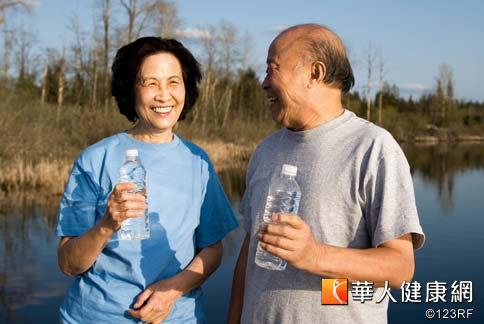 銀髮長輩若有慢性病，除了行前備妥足夠藥量，到了當地更要多曬太陽，ˇ否則時差一亂也可能破壞了用藥規律性。