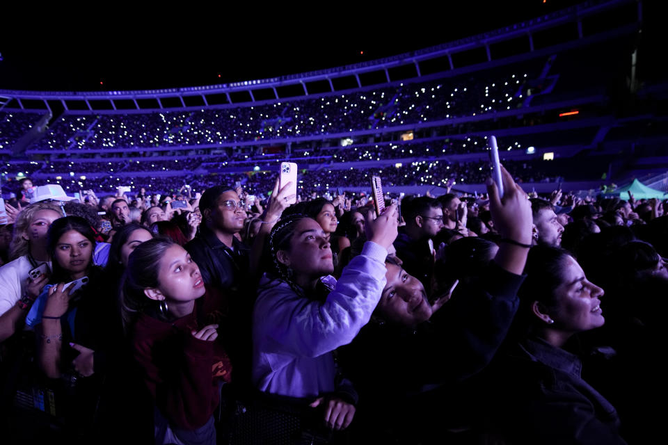 Fans graban con sus celulares en el concierto de la cantante argentina y antigua YouTuber María Becerra en el estadio River Plate en Buenos Aires, Argentina, el viernes 22 de marzo de 2024. (Foto AP/Natacha Pisarenko)