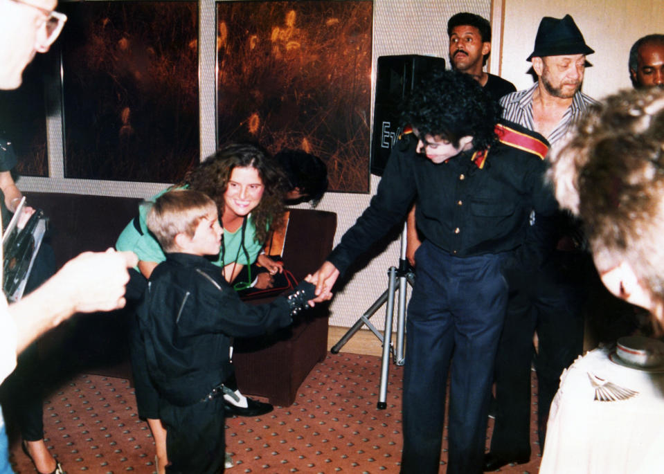 En esta imagen difundida por HBO, un joven Wade Robson estrecha la mano de Michael Jackson en 1987, en una escena del documental "Leaving Neverland". (Dan Reed/HBO vía AP)