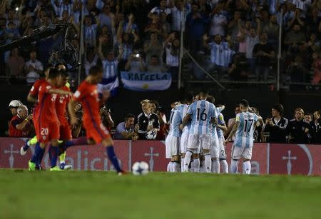 Foto del jueves de los futbolistas de Argentina celebrando el gol de Lionel Messi ante Chile. 23/3/17. La selección argentina de fútbol derrotó el jueves 1-0 a Chile en un partido friccionado y de un llamativo bajo nivel técnico que le permitió al conjunto "albiceleste" quedar tercero en la eliminatoria sudamericana para el Mundial 2018. REUTERS/Marcos Brindicci