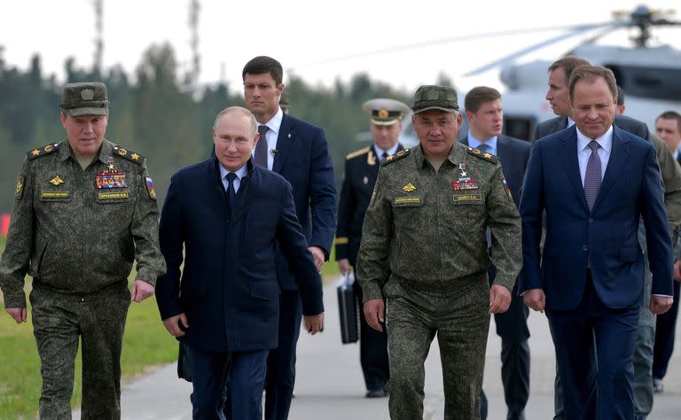 
El presidente ruso Vladimir Putin observa el ejercicio militar Zapad-2021 en Mulino range en Nizhny Novgorod Oblast, Rusia el 13 de septiembre de 2021. El ministro de Defensa ruso, Sergei Shoigu, el Jefe del Estado Mayor de las Fuerzas Armadas de Rusia, Valery Gerasimov junto con otros oficiales militares acompañaron al presidente.