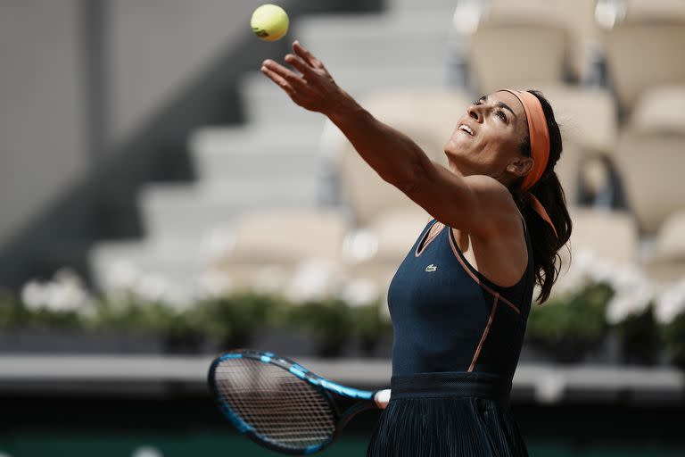 El servicio de Gabriela Sabatini ante Lindsay Davenport y Mary Joe Fernández, en el torneo de leyendas de Roland Garros. (Thibault Camus/)