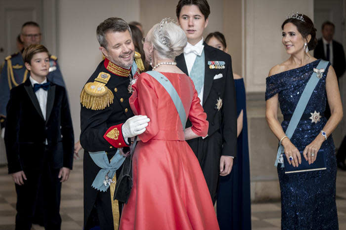 Federico de Dinamarca saludando a su madre, la reina de Dinamarca 