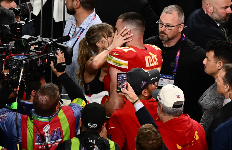 El beso entre Taylor Swift y Travis Kelce.