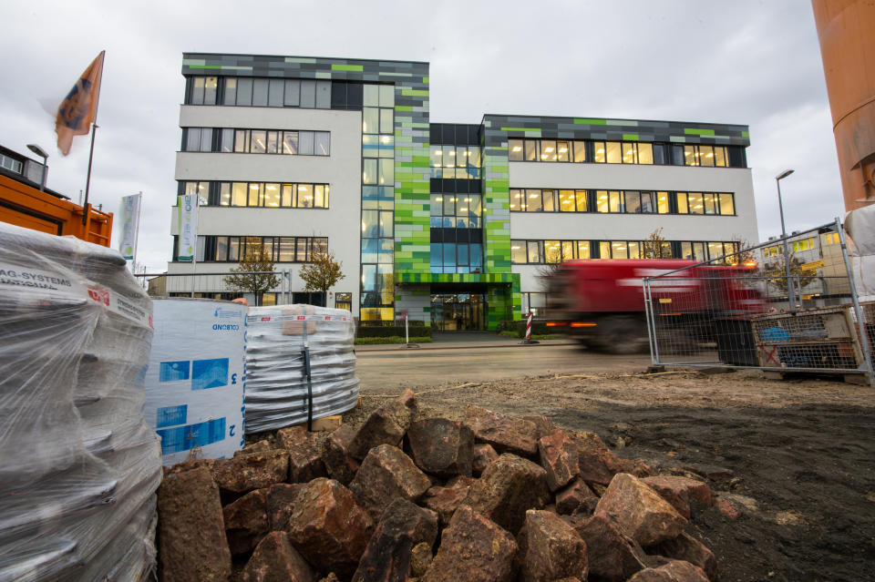 27 November 2019, Rhineland-Palatinate, Mainz: The headquarters of the biotechnology company BioNTech is located directly in front of a construction site on which an additional company building is currently being erected. BioNTech boss Sahin expects significant improvements in the detection of cancer in the coming years. Photo: Andreas Arnold/dpa (Photo by Andreas Arnold/picture alliance via Getty Images)