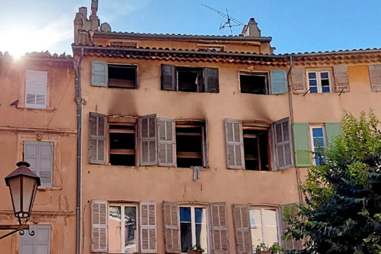 La piste criminelle après l'incendie d'un immeuble à Grasse, qui a fait trois morts dans la nuit du 12 août, semble privilégiée par les enquêteurs.  - Credit:VINCENT-XAVIER MORVAN / AFP