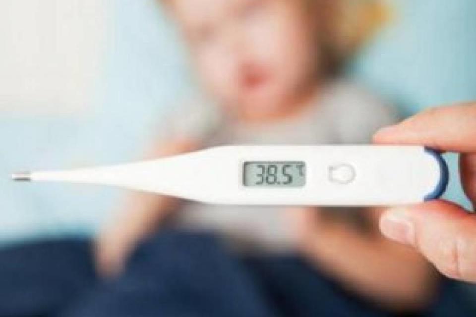 Además de fiebre, la meningitis se asocia otros síntomas inespecíficos tales como irritabilidad, somnolencia y rechazo alimentario. (Foto: Getty)