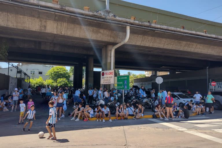 Hinchas argentinos en Caballito bajo la autopista esperando ver el micro con la selección Argentina Campeona del Mundo en el Mundial de Qatar 2022