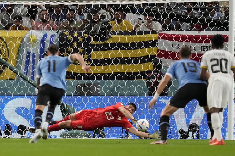 Sergio Rochet, arquero de Uruguay, se estira y tapa el remate de Andre Ayew, capitán de Ghana, durante el partido entre ambos equipos, válido por el grupo H de Qatar 2022