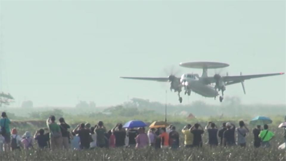 就等這一天！佳冬戰備跑道戰機起降　軍事迷搶拍