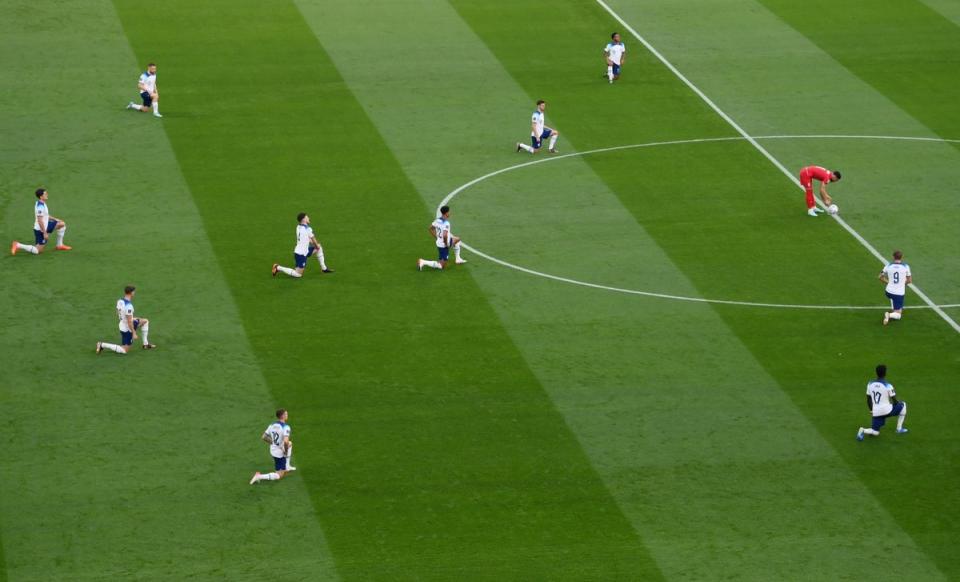 England players take the knee before kick off (Getty)