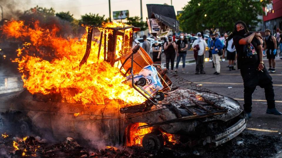 auto ardiendo en Minneapolis