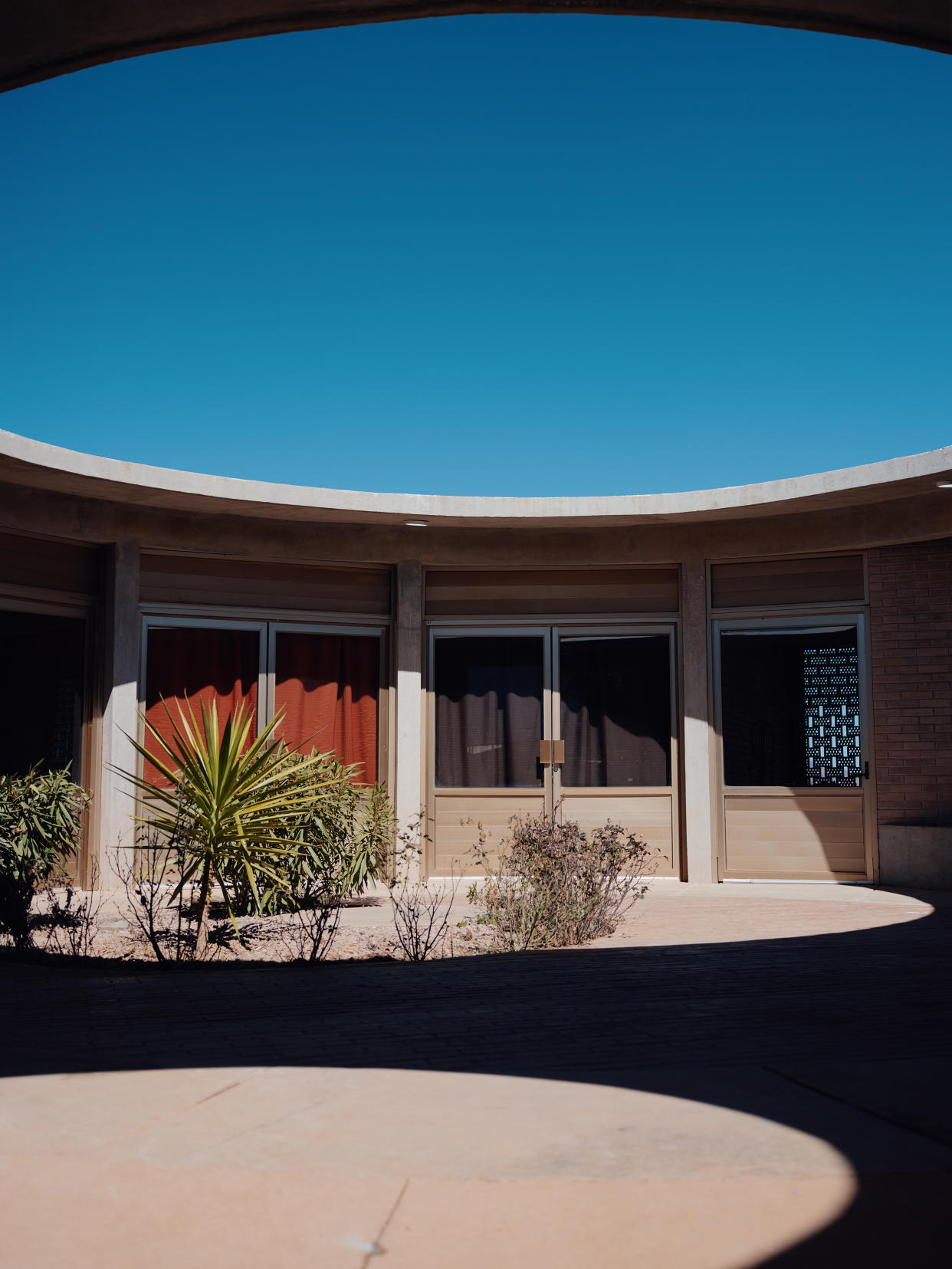 La entrada a Agua Prieta, México, el 17 de febrero de 2024, y su calle principal, que está a una manzana de la nueva biblioteca. (Adam Perez/The New York Times)
