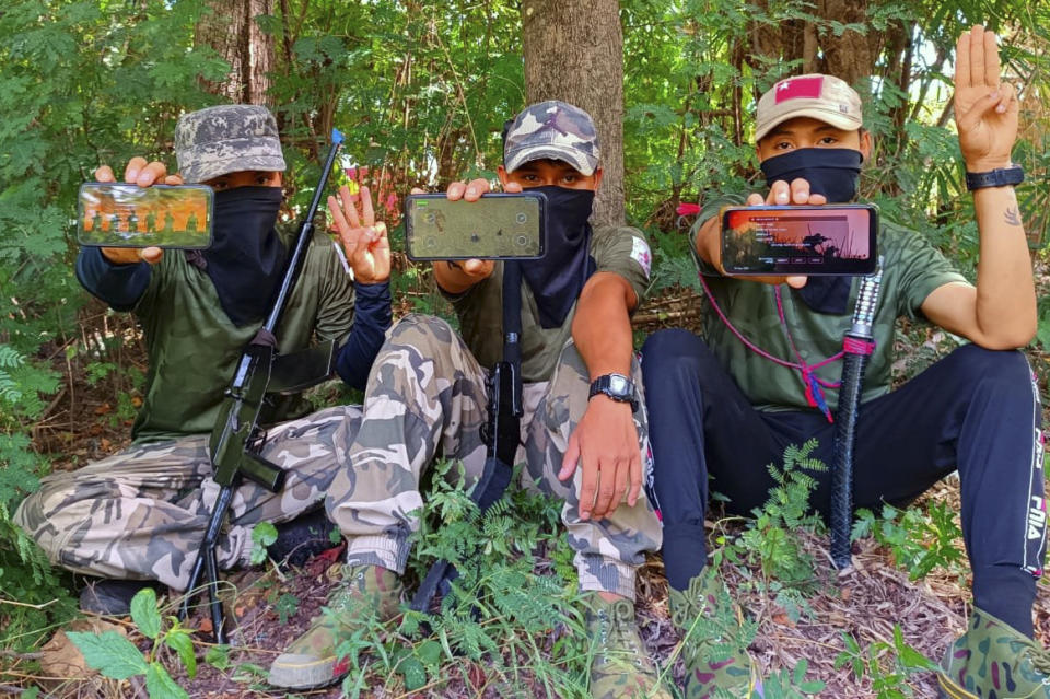 Miembros de la Fuerza de Defensa del Pueblo en Birmania muestran "War of Heroes", el videojuego en línea, en sus teléfonos celulares. ("War of Heroes - The PDF Game" vía The New York Times).